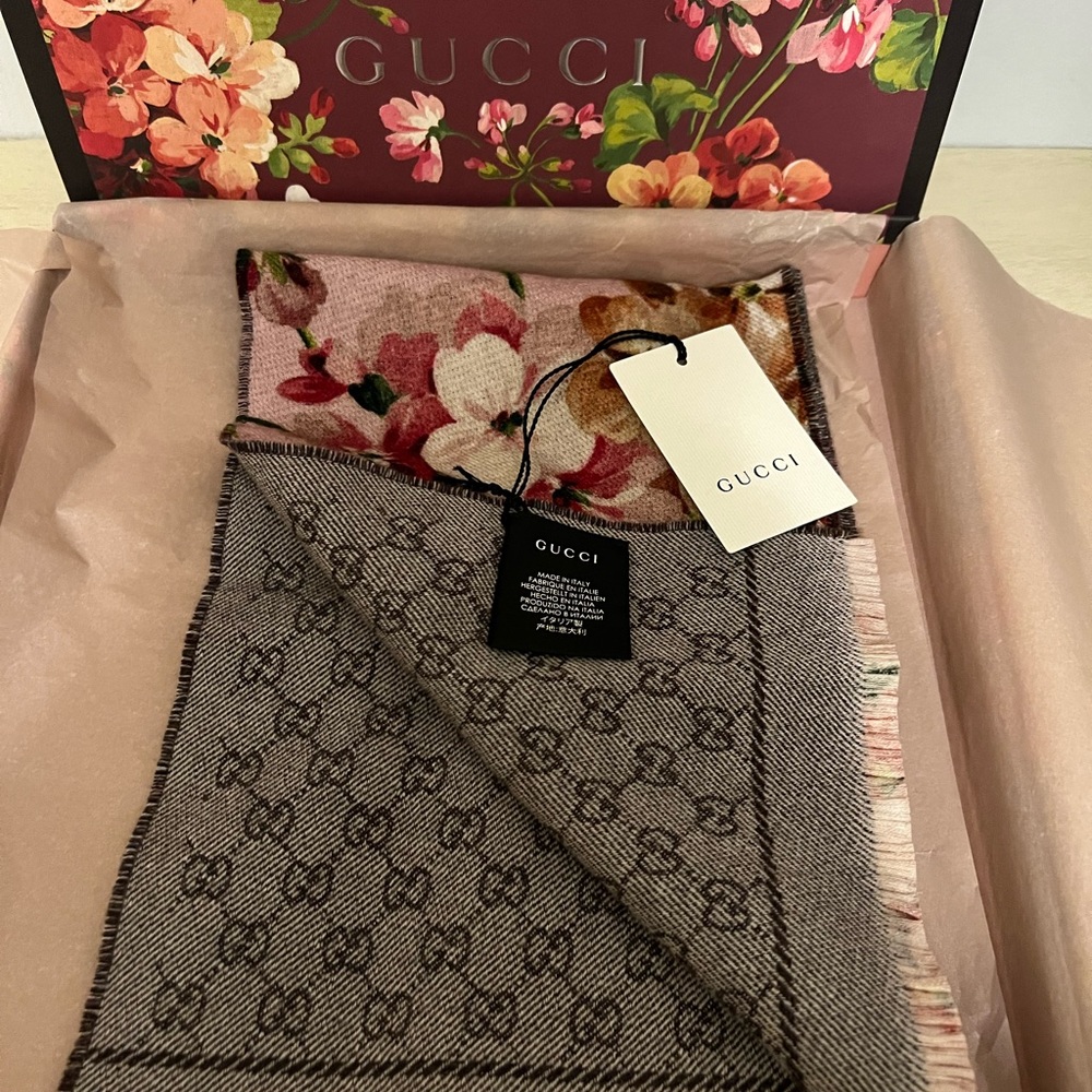 Authentic new with tags Gucci Wool GG Bloom  pink multicolor flower scarf